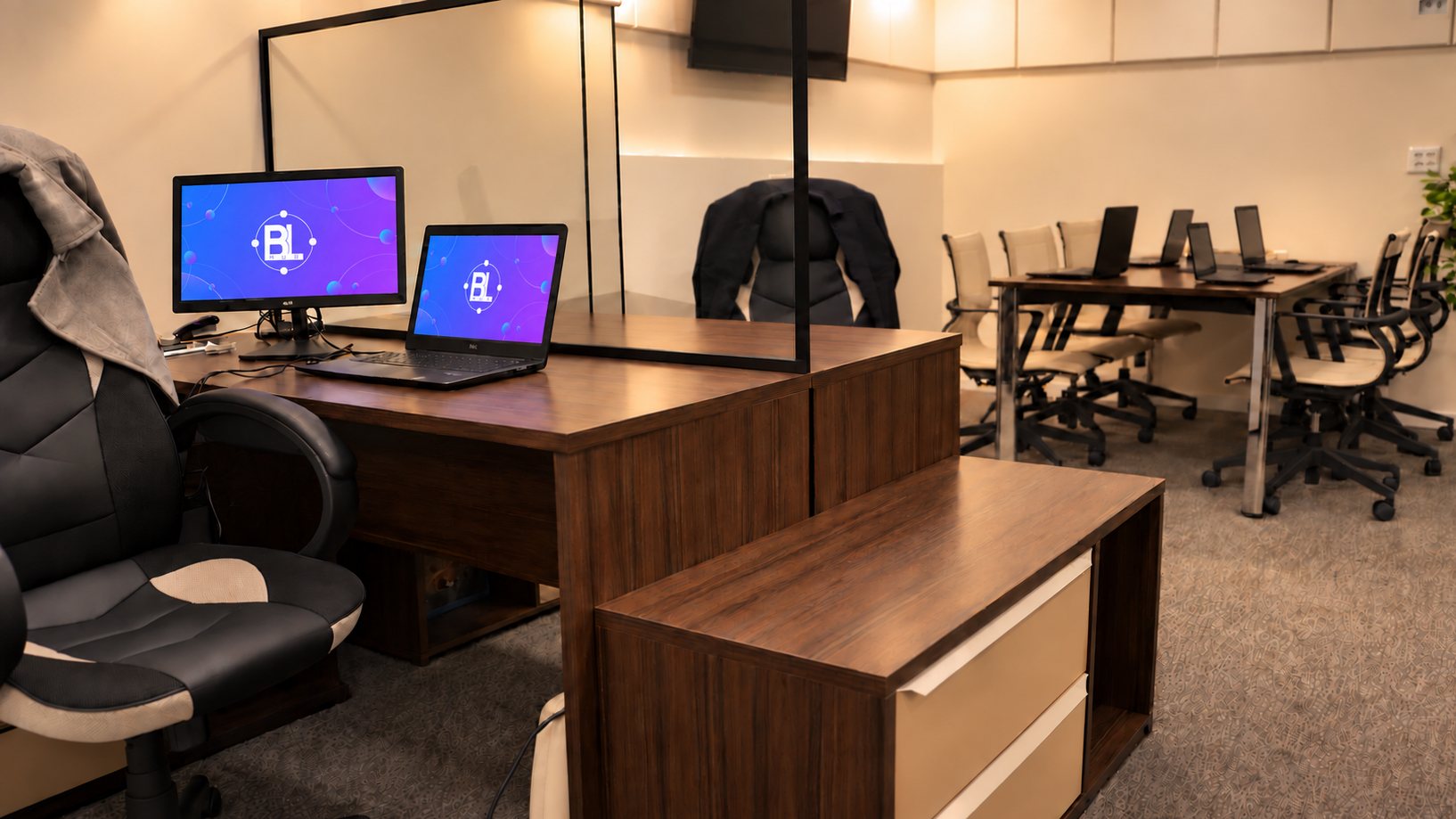 Sala de trabalho e reunião (6), Mesa de trabalho e reunião para grupos pequenos.